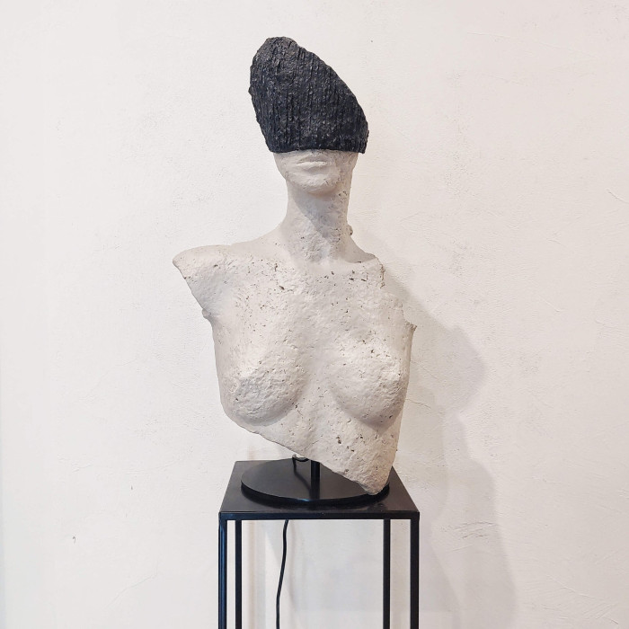 Sculpture « HER EYES » (2023) | Katarzyna Skąpska – lampe-sculpture papier + ciment, 30×20×56 cm Sculpture « HER EYES » (2023) | Katarzyna Skąpska – lampe-sculpture papier + ciment, 30×20×56 cm