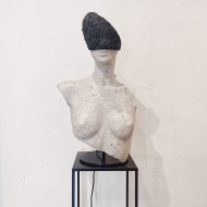 Rzeźba „HER EYES” (2023) | Katarzyna Skąpska – papier + cement, lampa rzeźba, 30×20×56 cm Rzeźba „HER EYES” (2023) | Katarzyna Skąpska – papier + cement, lampa rzeźba, 30×20×56 cm