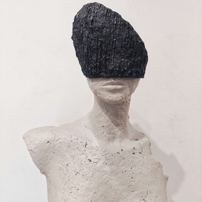 Sculpture « HER EYES » (2023) | Katarzyna Skąpska – lampe-sculpture papier + ciment, 30×20×56 cm Sculpture « HER EYES » (2023) | Katarzyna Skąpska – lampe-sculpture papier + ciment, 30×20×56 cm