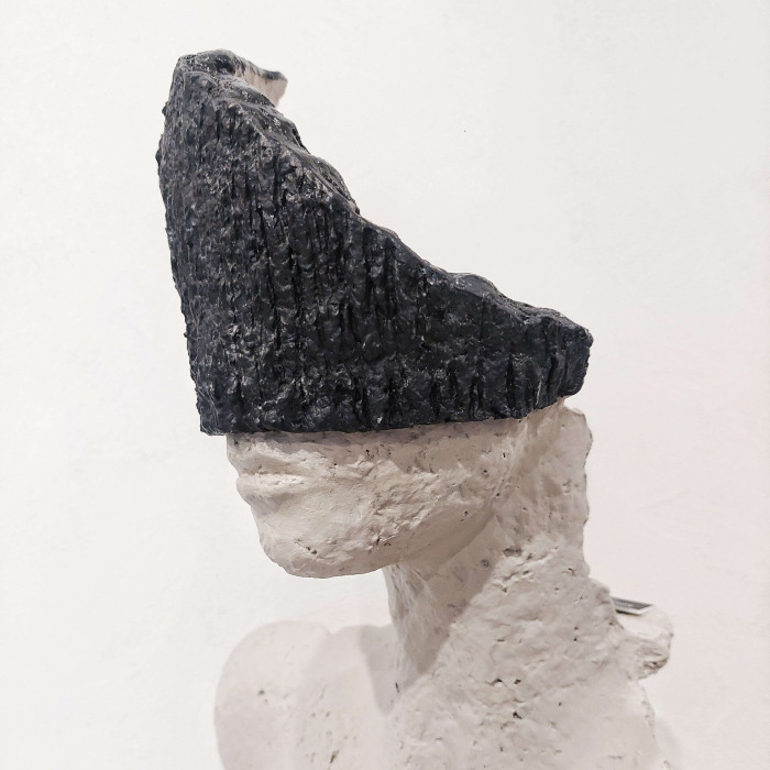 Sculpture « HER EYES » (2023) | Katarzyna Skąpska – lampe-sculpture papier + ciment, 30×20×56 cm Sculpture « HER EYES » (2023) | Katarzyna Skąpska – lampe-sculpture papier + ciment, 30×20×56 cm