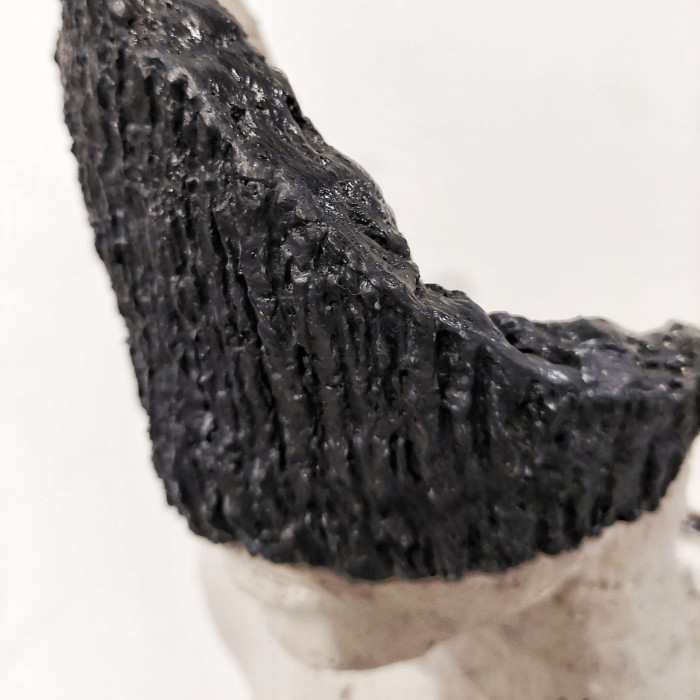 Sculpture « HER EYES » (2023) | Katarzyna Skąpska – lampe-sculpture papier + ciment, 30×20×56 cm Sculpture « HER EYES » (2023) | Katarzyna Skąpska – lampe-sculpture papier + ciment, 30×20×56 cm