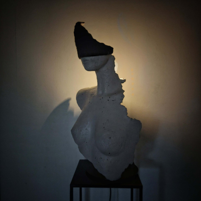 Skulptur „HER EYES“ (2023) | Katarzyna Skąpska – Papier + Zement, Lichtskulptur, 30×20×56 cm Skulptur „HER EYES“ (2023) | Katarzyna Skąpska – Papier + Zement, Lichtskulptur, 30×20×56 cm