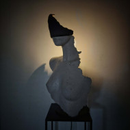 Skulptur „HER EYES“ (2023) | Katarzyna Skąpska – Papier + Zement, Lichtskulptur, 30×20×56 cm Skulptur „HER EYES“ (2023) | Katarzyna Skąpska – Papier + Zement, Lichtskulptur, 30×20×56 cm