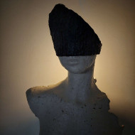 Skulptur „HER EYES“ (2023) | Katarzyna Skąpska – Papier + Zement, Lichtskulptur, 30×20×56 cm Skulptur „HER EYES“ (2023) | Katarzyna Skąpska – Papier + Zement, Lichtskulptur, 30×20×56 cm