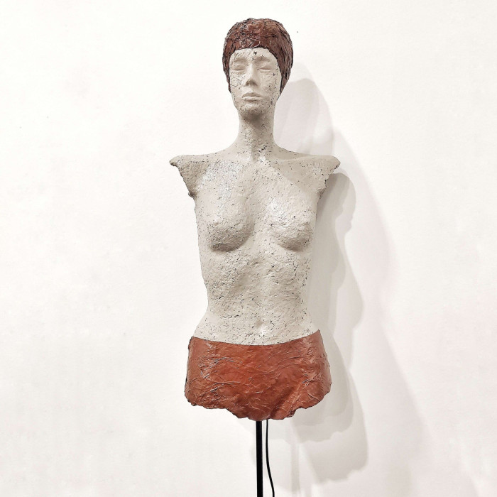 Rzeźba „SHE” (2023) | Katarzyna Skąpska – papier + cement, lampa rzeźba, ok. 190 cm (wariant podłogowy) Rzeźba „SHE” (2023) | Katarzyna Skąpska – papier + cement, lampa rzeźba, ok. 190 cm (wariant podłogowy)