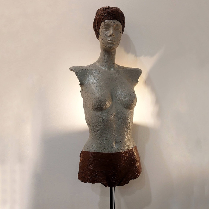 Rzeźba „SHE” (2023) | Katarzyna Skąpska – papier + cement, lampa rzeźba, ok. 190 cm (wariant podłogowy) Rzeźba „SHE” (2023) | Katarzyna Skąpska – papier + cement, lampa rzeźba, ok. 190 cm (wariant podłogowy)