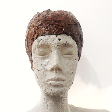 Rzeźba „SHE” (2023) | Katarzyna Skąpska – papier + cement, lampa rzeźba, ok. 190 cm (wariant podłogowy)