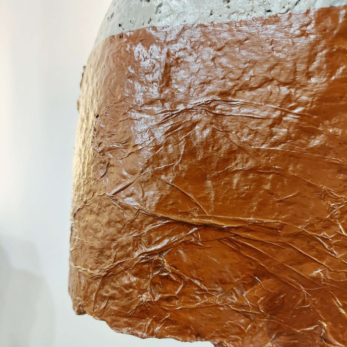 Sculpture « SHE » (2023) | Katarzyna Skąpska – lampe-sculpture papier + ciment, ~190 cm Sculpture « SHE » (2023) | Katarzyna Skąpska – lampe-sculpture papier + ciment, ~190 cm