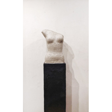 Rzeźba „No Name 1” (2023) | Katarzyna Skąpska – papier + cement, 31×25×160 cm