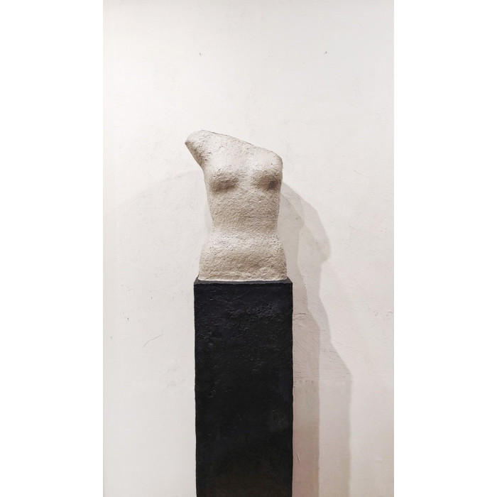 Skulptur „No Name 1“ (2023) | Katarzyna Skąpska – Papier + Zement, 31×25×160 cm Skulptur „No Name 1“ (2023) | Katarzyna Skąpska – Papier + Zement, 31×25×160 cm