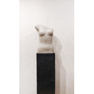 Skulptur „No Name 1“ (2023) | Katarzyna Skąpska – Papier + Zement, 31×25×160 cm Skulptur „No Name 1“ (2023) | Katarzyna Skąpska – Papier + Zement, 31×25×160 cm