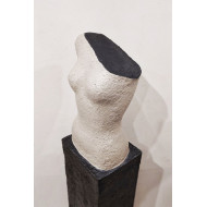 Sculpture “No Name 1” (2023) | Katarzyna Skąpska – paper + cement, 31×25×160 cm Sculpture “No Name 1” (2023) | Katarzyna Skąpska – paper + cement, 31×25×160 cm