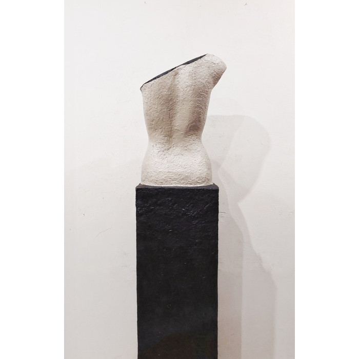 Skulptur „No Name 1“ (2023) | Katarzyna Skąpska – Papier + Zement, 31×25×160 cm Skulptur „No Name 1“ (2023) | Katarzyna Skąpska – Papier + Zement, 31×25×160 cm