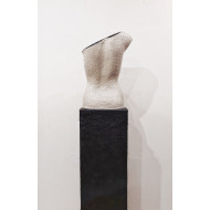 Sculpture “No Name 1” (2023) | Katarzyna Skąpska – paper + cement, 31×25×160 cm Sculpture “No Name 1” (2023) | Katarzyna Skąpska – paper + cement, 31×25×160 cm