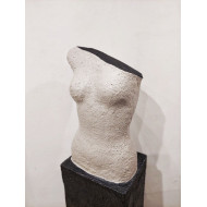 Rzeźba „No Name 1” (2023) | Katarzyna Skąpska – papier + cement, 31×25×160 cm Rzeźba „No Name 1” (2023) | Katarzyna Skąpska – papier + cement, 31×25×160 cm