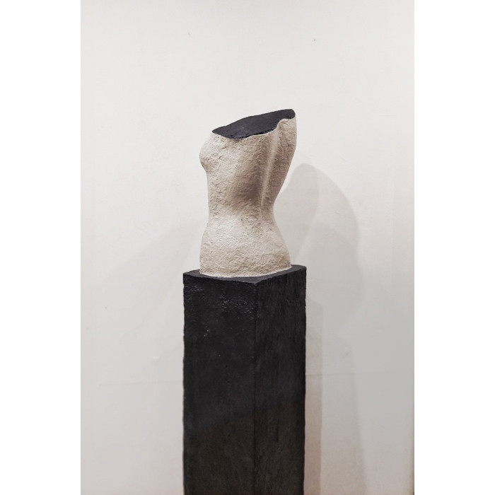 Rzeźba „No Name 1” (2023) | Katarzyna Skąpska – papier + cement, 31×25×160 cm Rzeźba „No Name 1” (2023) | Katarzyna Skąpska – papier + cement, 31×25×160 cm