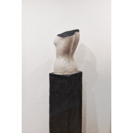Skulptur „No Name 1“ (2023) | Katarzyna Skąpska – Papier + Zement, 31×25×160 cm Skulptur „No Name 1“ (2023) | Katarzyna Skąpska – Papier + Zement, 31×25×160 cm