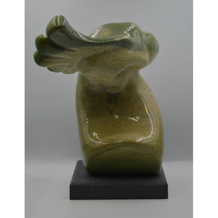 Skulptur „Last Parrot“ (2024) | Roland Kościółek – glasierter Keramik-Ara