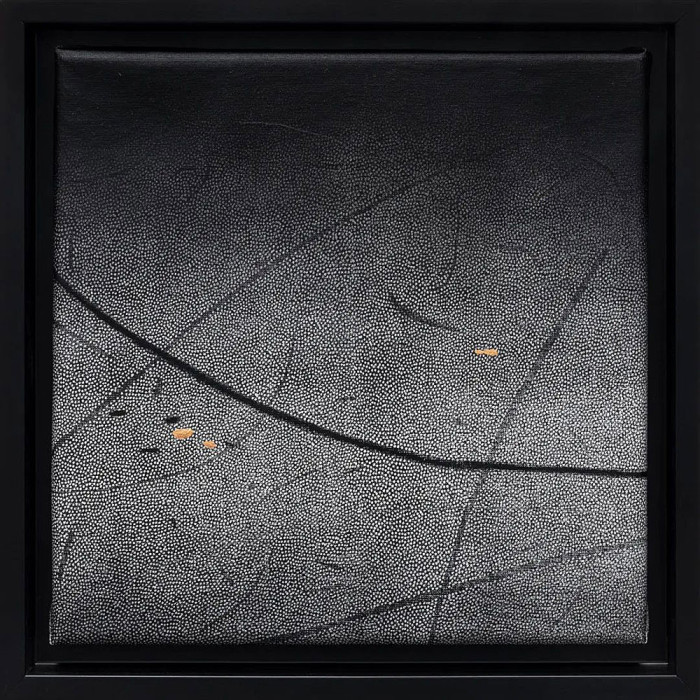 Estampe artistique « Okruchy_37 » – Linogravure sur toile avec dorures et crayon Estampe artistique « Okruchy_37 » – Linogravure sur toile avec dorures et crayon
