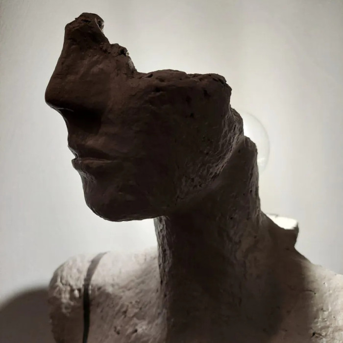 Rzeźba „Her eyes” (2023) | Katarzyna Skąpska – papier + cement, lampa stołowa, 37×48 cm
