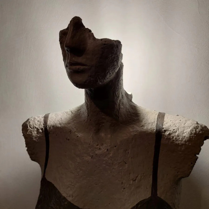 Skulptur „Her eyes“ (2023) | Katarzyna Skąpska – Tisch-Lichtskulptur Papier + Zement, 37×48 cm