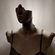 Skulptur „Her eyes“ (2023) | Katarzyna Skąpska – Tisch-Lichtskulptur Papier + Zement, 37×48 cm