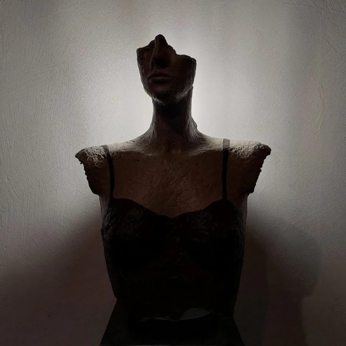 Sculpture « Her eyes » (2023) | Katarzyna Skąpska – lampe de table papier + ciment, 37×48 cm