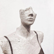 Skulptur „Her eyes“ (2023) | Katarzyna Skąpska – Tisch-Lichtskulptur Papier + Zement, 37×48 cm