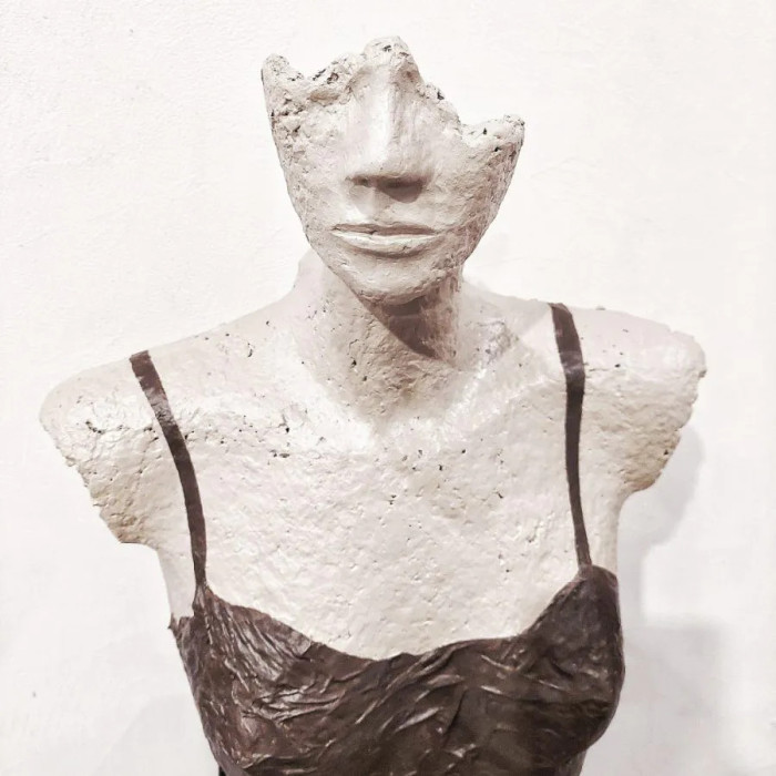 Rzeźba „Her eyes” (2023) | Katarzyna Skąpska – papier + cement, lampa stołowa, 37×48 cm