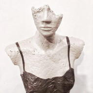 Rzeźba „Her eyes” (2023) | Katarzyna Skąpska – papier + cement, lampa stołowa, 37×48 cm