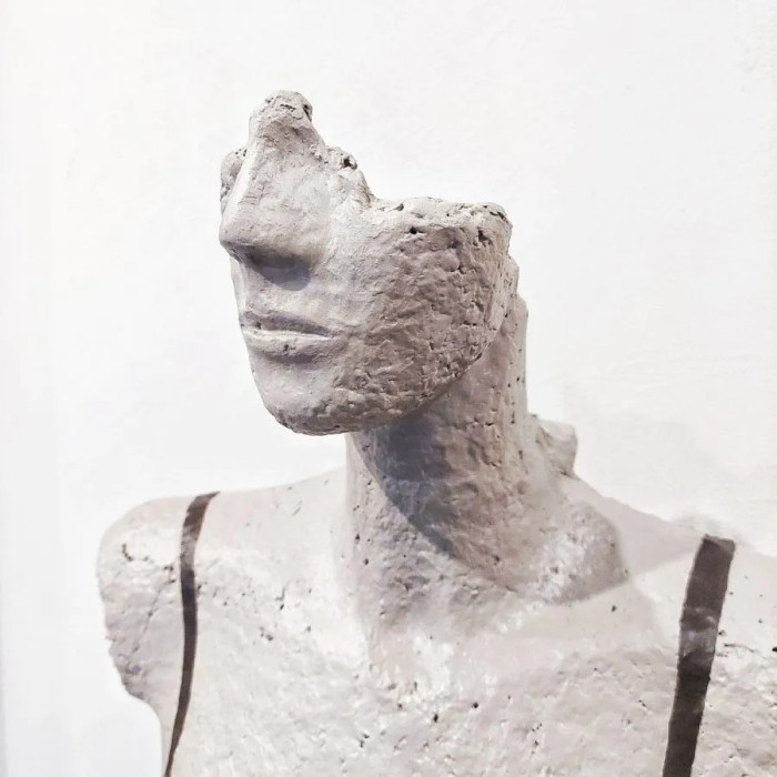 Sculpture « Her eyes » (2023) | Katarzyna Skąpska – lampe de table papier + ciment, 37×48 cm