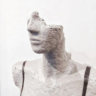 Sculpture « Her eyes » (2023) | Katarzyna Skąpska – lampe de table papier + ciment, 37×48 cm