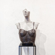 Skulptur „Her eyes“ (2023) | Katarzyna Skąpska – Tisch-Lichtskulptur Papier + Zement, 37×48 cm