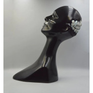 Sculpture « Moon Lady » (2023) | Roland Kościółek – céramique émaillée, 27×14×30 cm