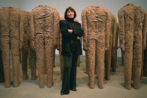 Magdalena Abakanowicz: Podróż po życiorysie artystki Abakanowicz Tlum En 6405431  abakany sztuka